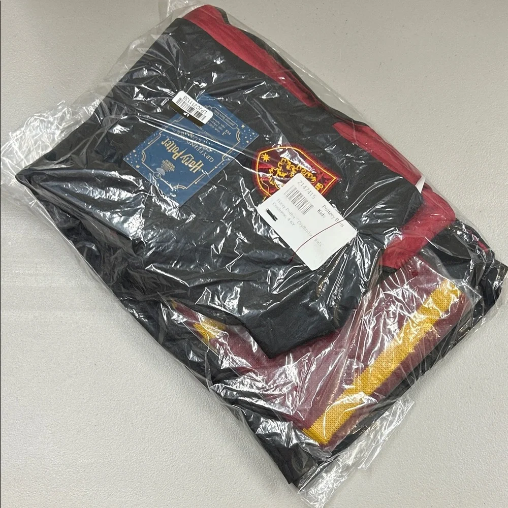 Harry Potter Gryffindor Halloween Costume Hooded Rob with House Crest Scarf NEW